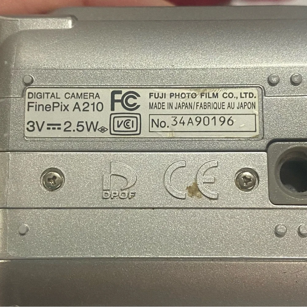 Fujifilm FinePix A210 3.2 MP Digital Camera Silver Fujinon 3x Optical Zoom VTG